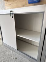 Schrank mit Schiebetüren aus Alu