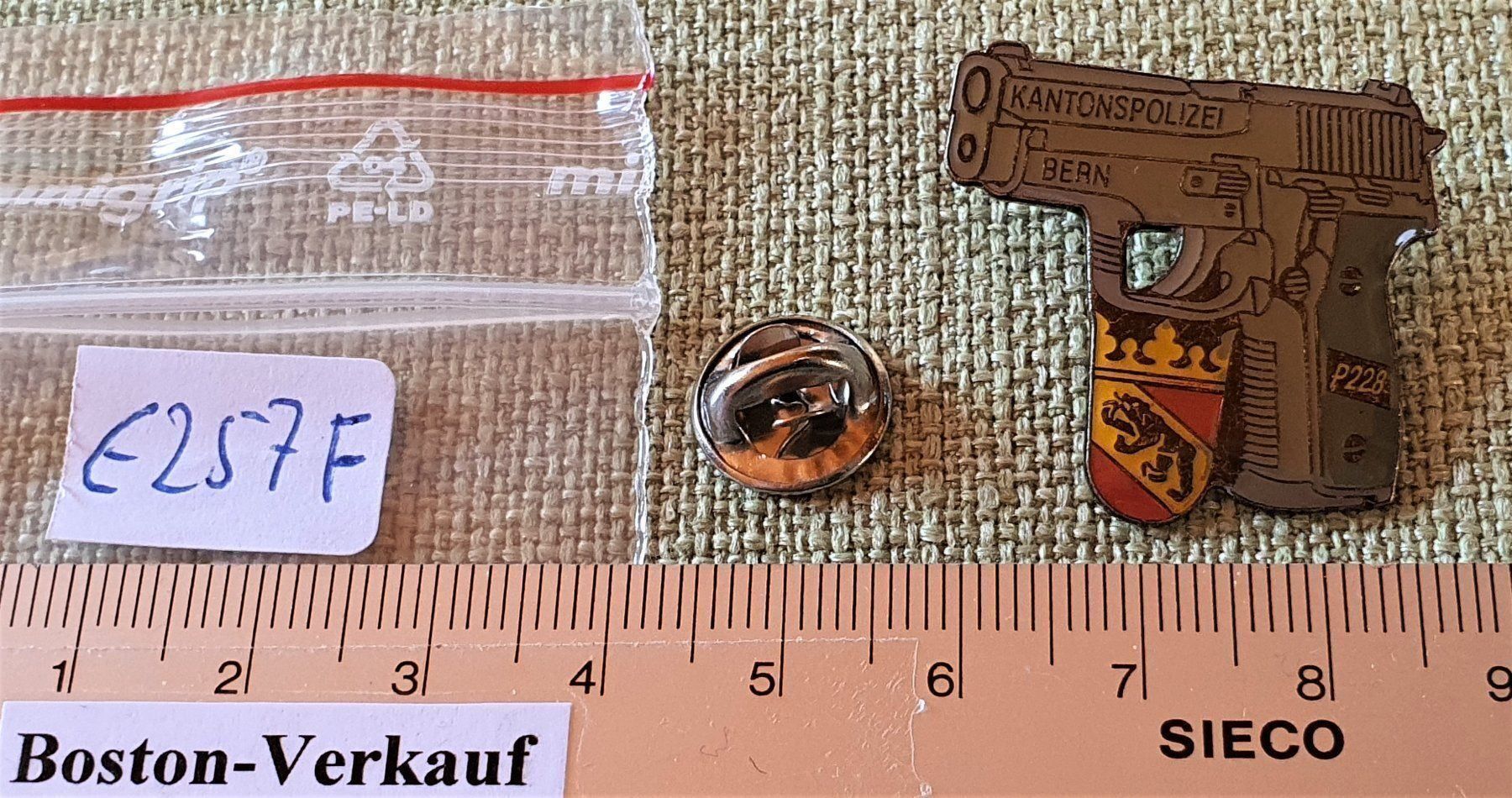 Placchette & Badge: E257F - Pin Kantons Polizei Pistole P228 Bern – Usato da Reinach BL venduto da Boston-Verkauf 2