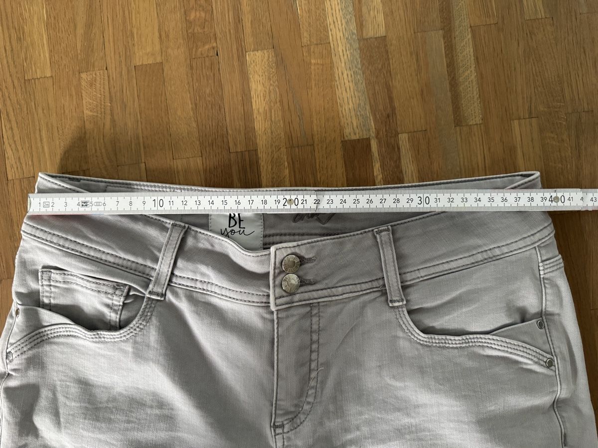 Jeans: hellgraue halblange Jeans 28/22 – D'occasion à Münsingen par sam_528s 3
