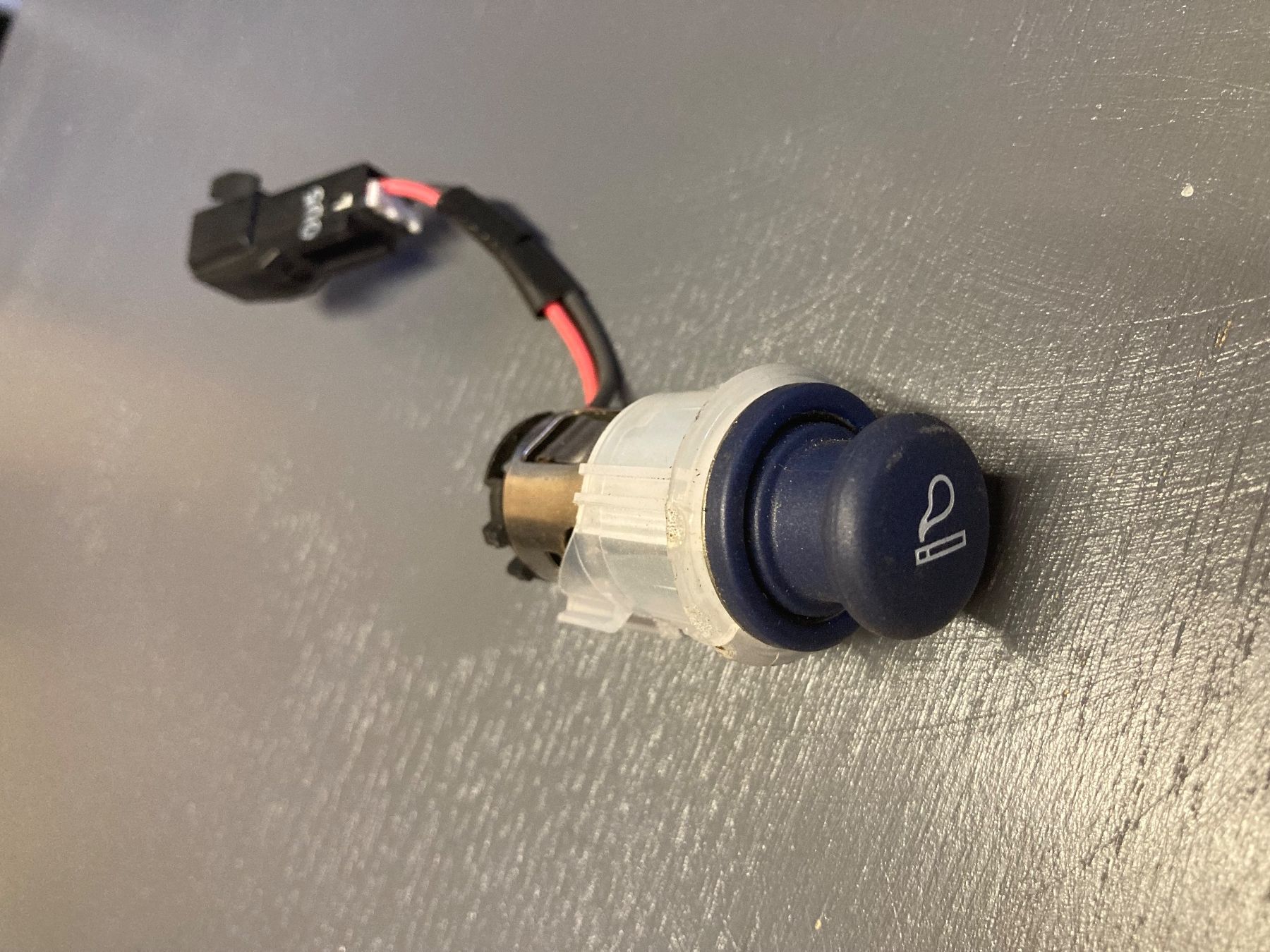 Smart Tutti pezzi di ricambio auto: Zigarettenanzünder Smart 450 blau – Usato da Camorino venduto da Vasal