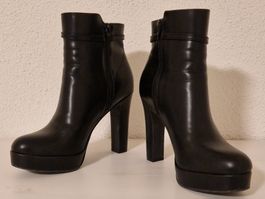 neuwertige, schwarze Leder-Stiefeletten, Gr. 39