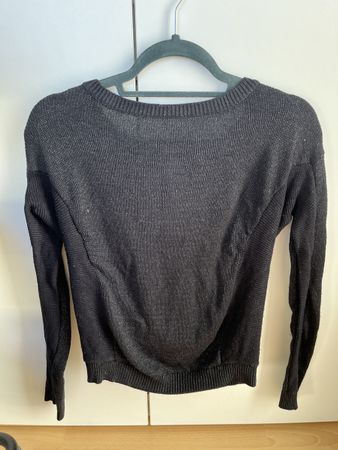 Schwarzer Damenpullover mit Rückenausschnitt Gr. S