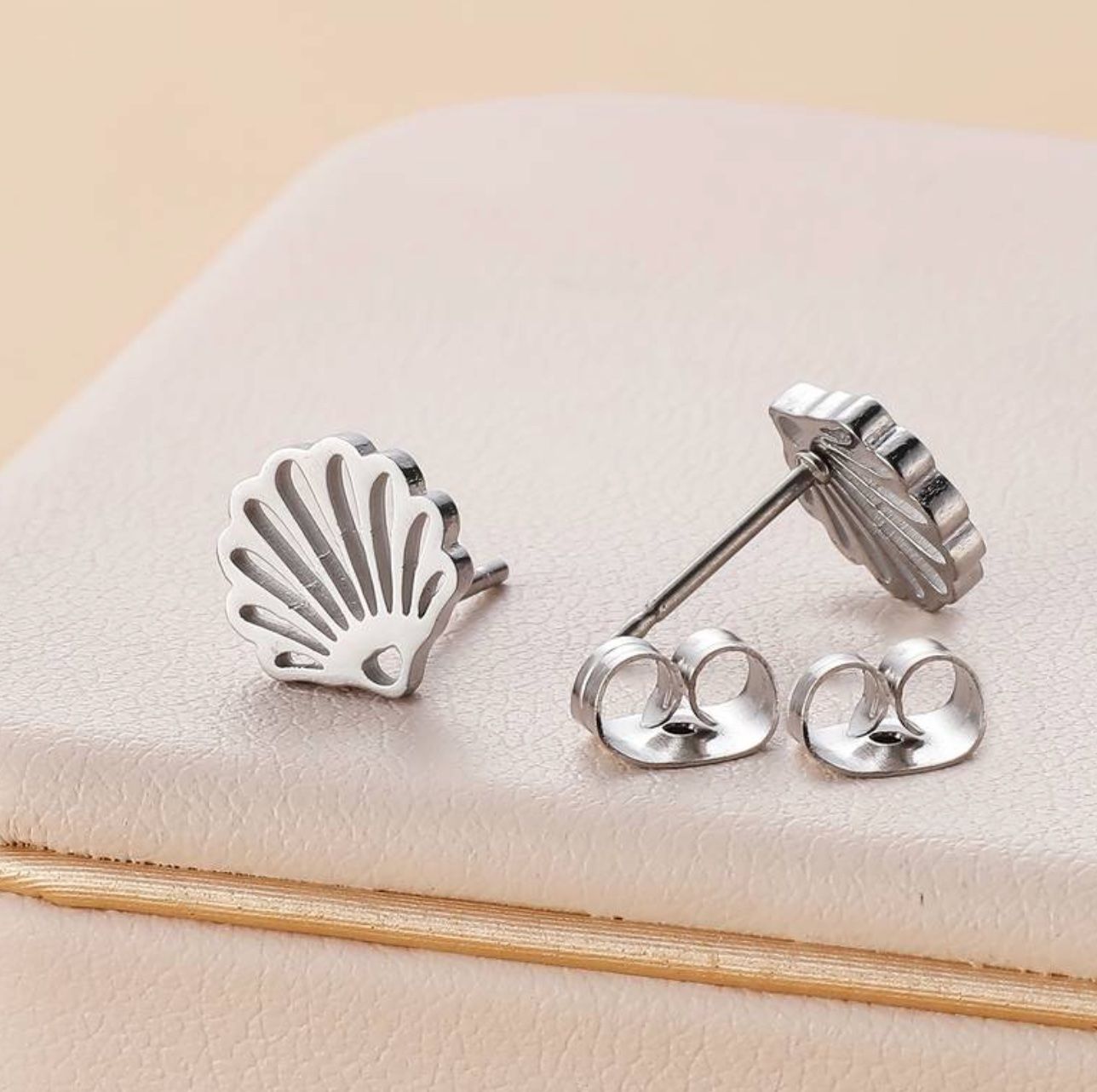 Orecchini pendenti & Orecchini a lobo: Ohrenstecker Muscheln gold/silber – Nuovo e nell'imballaggio originale da Laufen venduto da Bellavitaboom 3