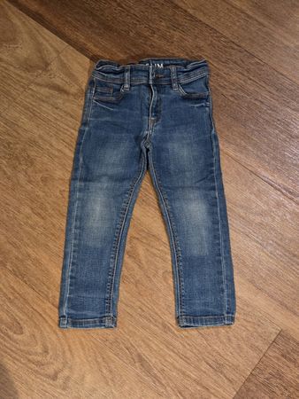 Jean slim enfant, taille 86, parfait pour la saison ! 
