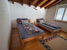 Un letto con materasso