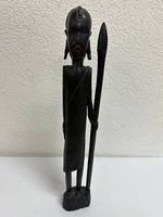 Afrikanische Holzfigur mit Speer aus dunklem Hartholz