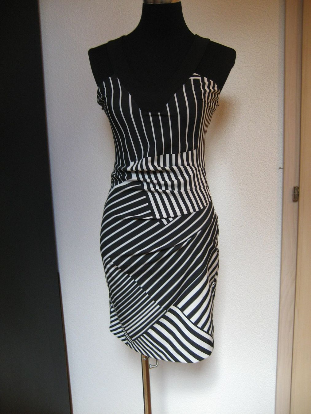 Vestiti: Robe stretch Rinascimento taille S – Usato da Delémont venduto da marryb