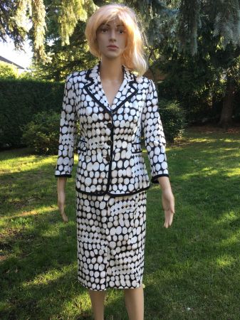 Costume élégant noir et blanc à pois