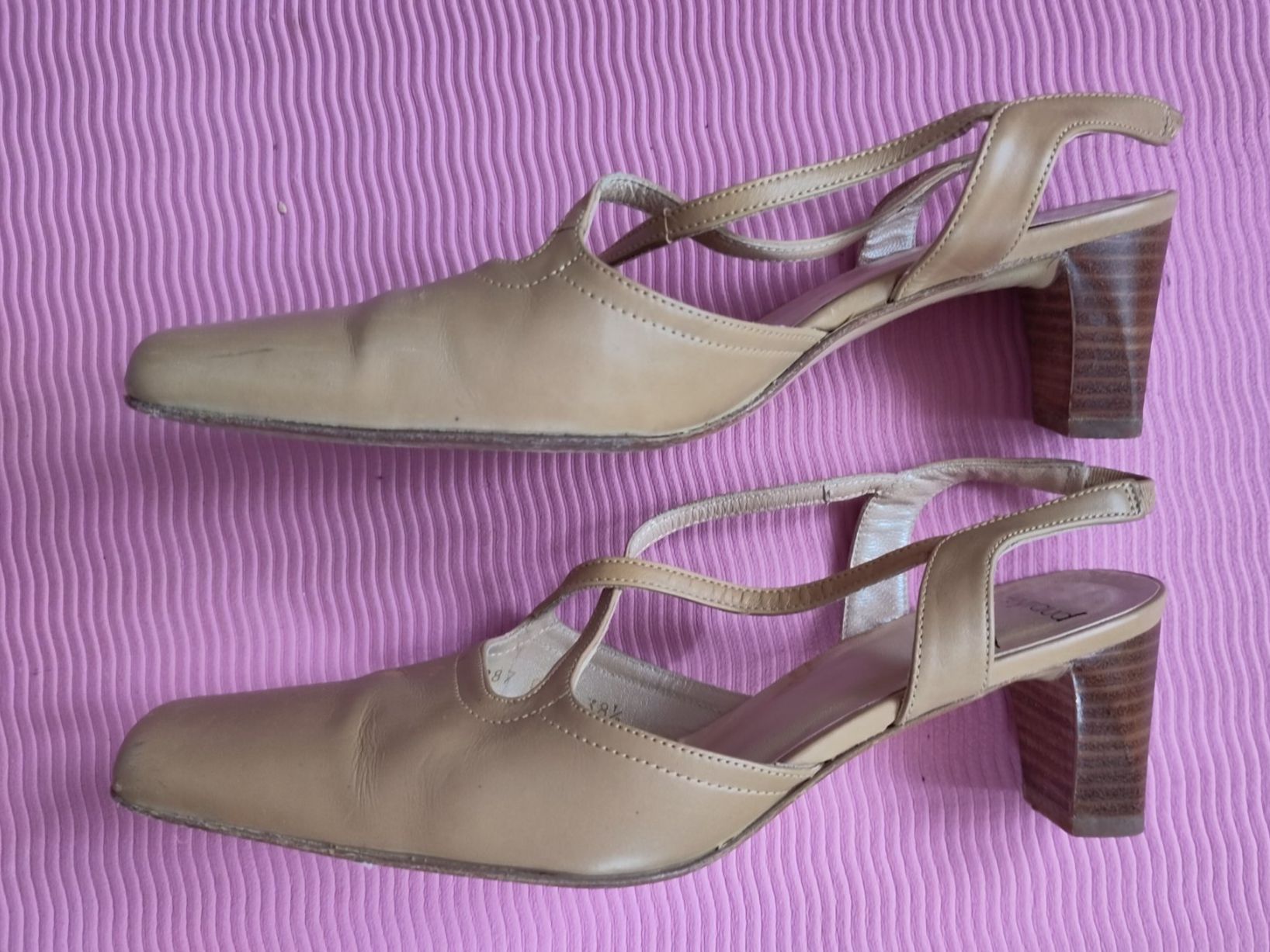 Scarpe da donna: schöne Lederschuhe mit kleinem fleck gr. 38 – Usato da Fribourg venduto da monca