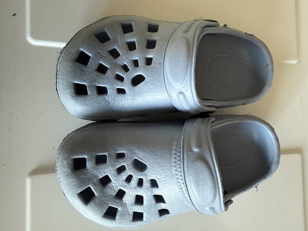 Chaussures garçon: Clocs grösse 24  – D'occasion à Schmiedrued par Rahel_07