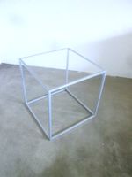 Beistelltisch aus verzinktem Metall mit Plexiglasplatte