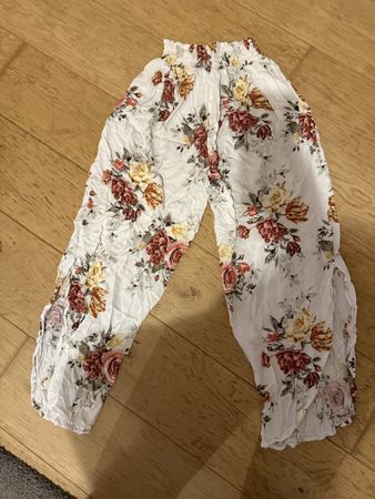 Hosen mit Blumenmuster Chicoree Grösse M leicht getragen