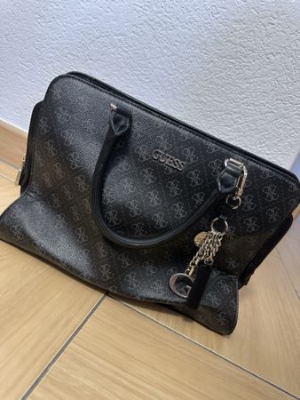Sac à main Guess noir avec logo, modèle classique