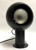 schwarze Tischlampe mit Magnet und Metallkugel