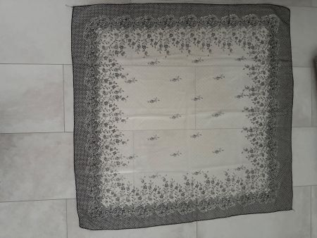 Leichter Sommer Schal mit Blumenmuster, Schwarz/Weiss.