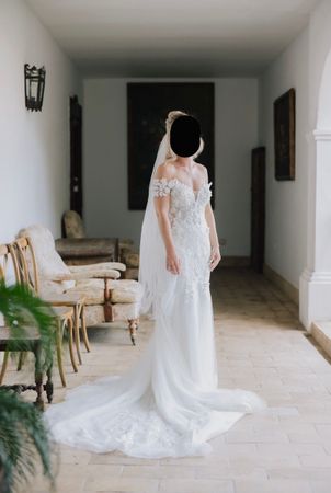FIT-AND-FLARE HOCHZEITSKLEID AUS GLITZERTÜLL MIT 3D-BLÜTEN
