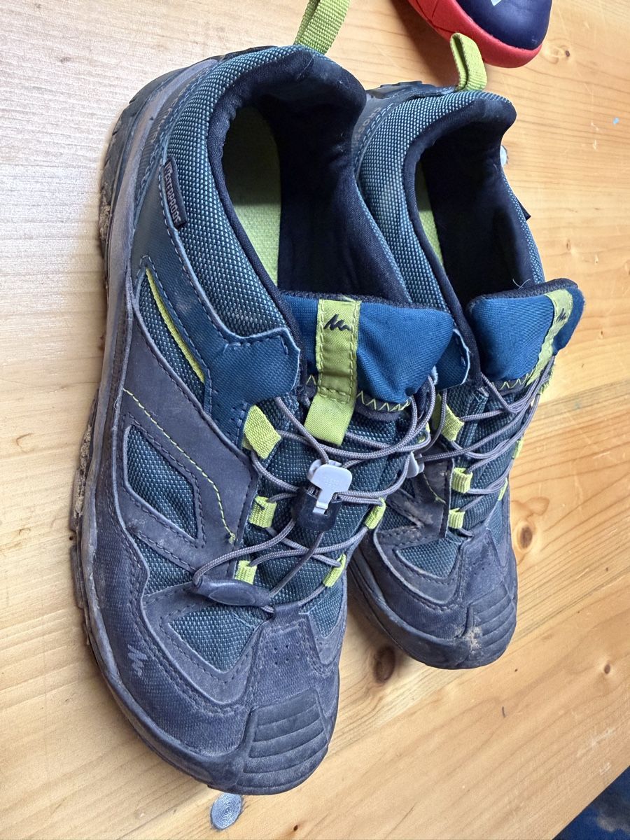 Chaussures garçon: Quechua Trekkingschuhe, Grösse 38, gebraucht – D'occasion à Mosnang par Dojajolele