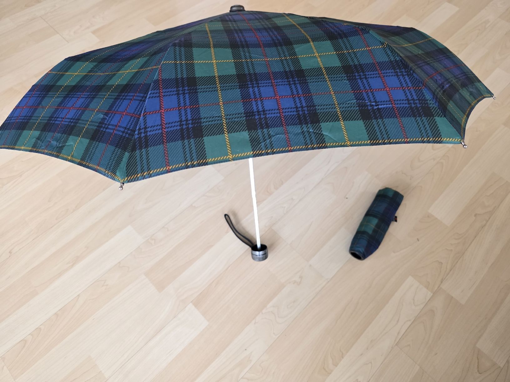 Knirps Regenschirme: Regenschirm Knirps ultra light, Schottenmuster – Gebraucht aus Suhr von andreas_2008 1