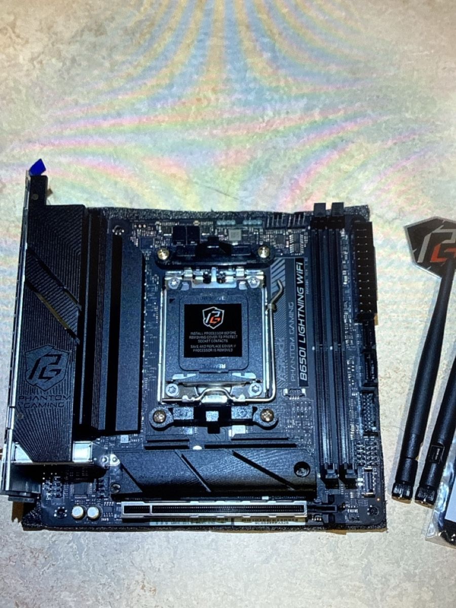 Asrock Schede madri: ASRock B650I Lightning Wifi Mini-ITX Mainboard, Top – Nuovo (secondo la descrizione) da Bäretswil venduto da vla_t5t2 5