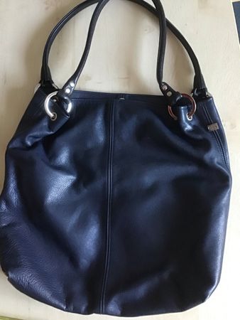 Handtasche aus echtem Leder in dunkelblau, Henkel in schwarz