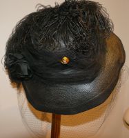 Eleganter Damenhut mit Federn und Schleier
