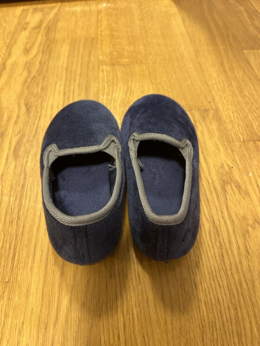 Schuhe für Jungen: Chaussons enfant taille 27 – Gebraucht aus Tafers von gen_9jsb 1