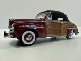 1946 Ford Sportman Super Deluxe 1:18, rot, SIGNATURE SERIES