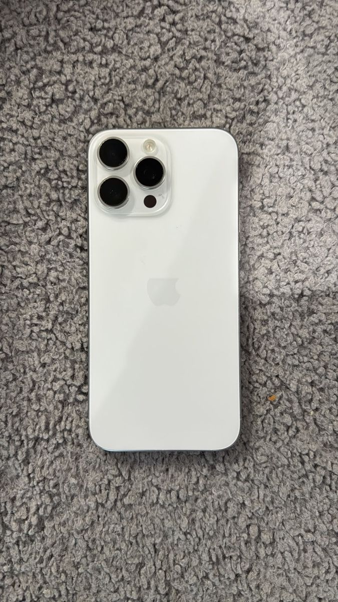 Apple Telefoni cellulari / Smartphones: iPhone 16 pro max – Usato da Delémont venduto da vil_267l 1