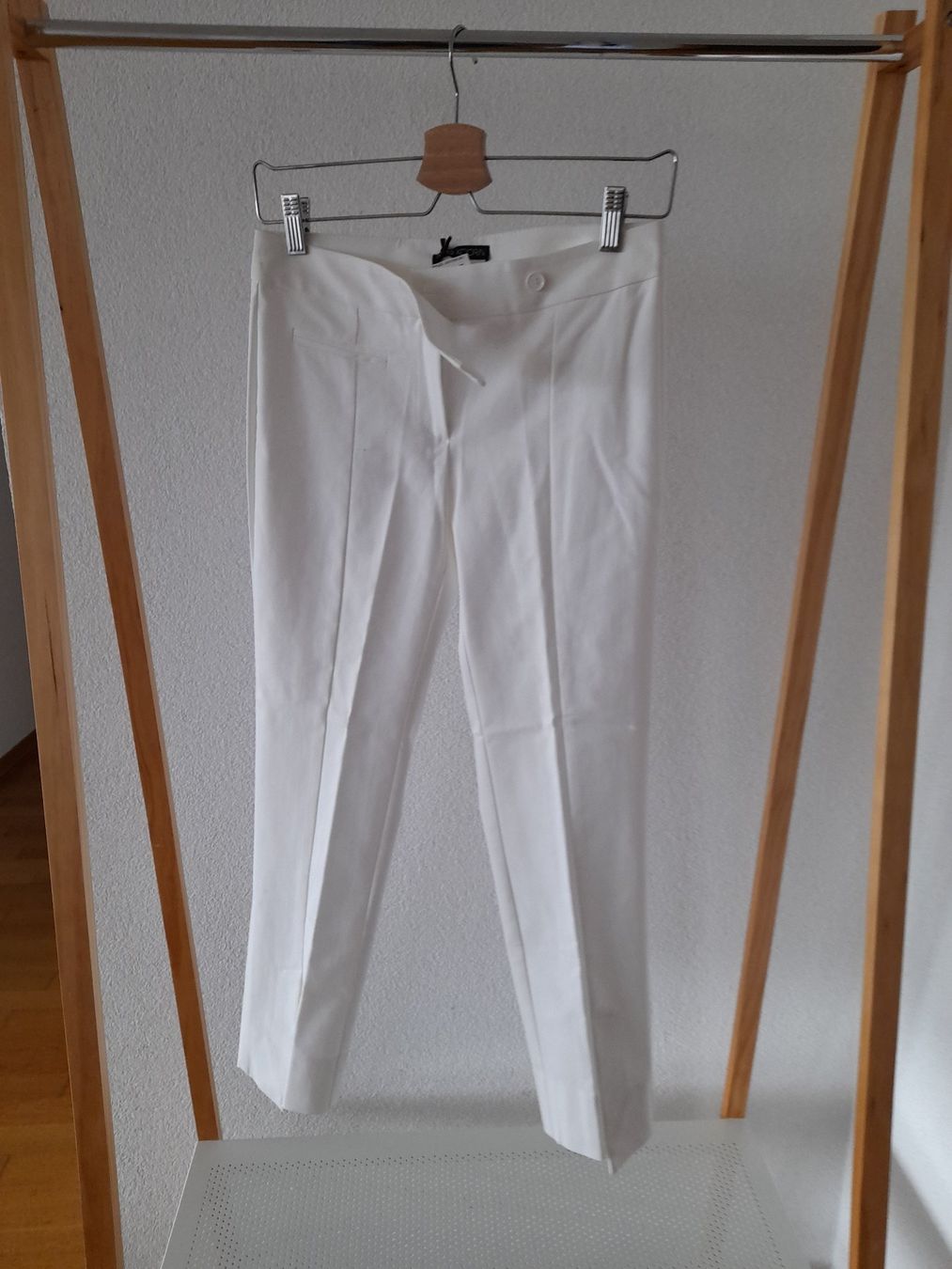 Pantaloni: Pantalon 3/4 blanc – Nuovo e nell'imballaggio originale da Mont-sur-Lausanne venduto da Pioutch