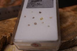 Roh Diamanten Lot   in Plastikbox no3