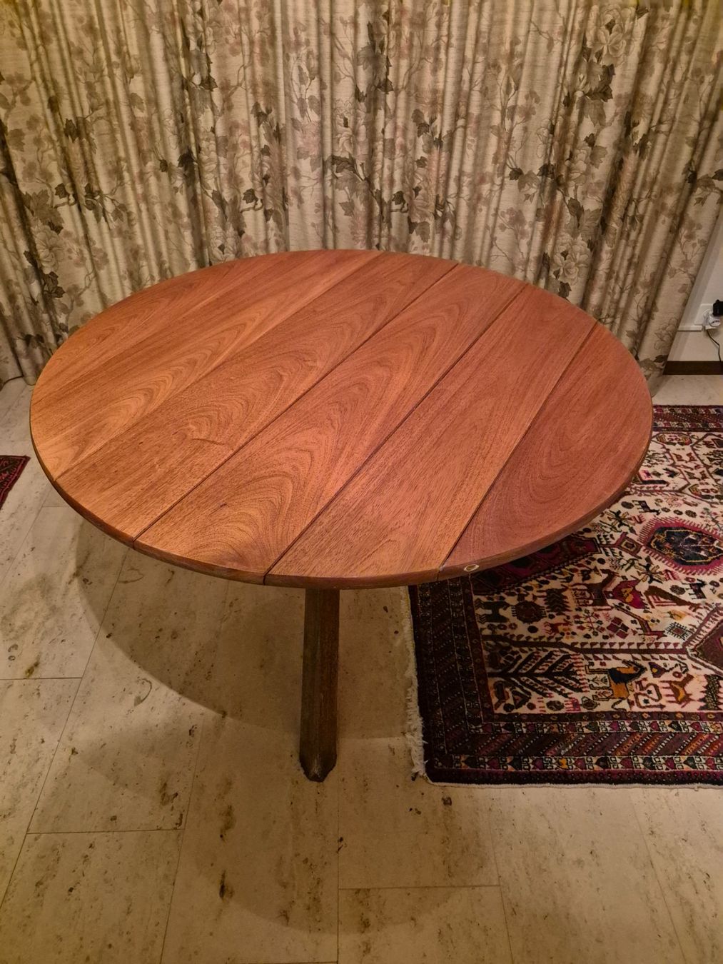 Tischset: Rustikaler Gartentisch mit 4 Stühlen und 2 Hocker aus Teak – Gebraucht aus Steinach von ACMO32O 1
