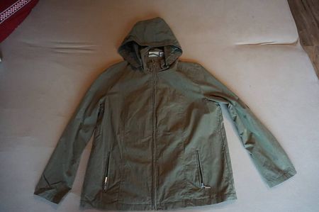 Jacke mit abnehmbarer Kapuze Grösse 42