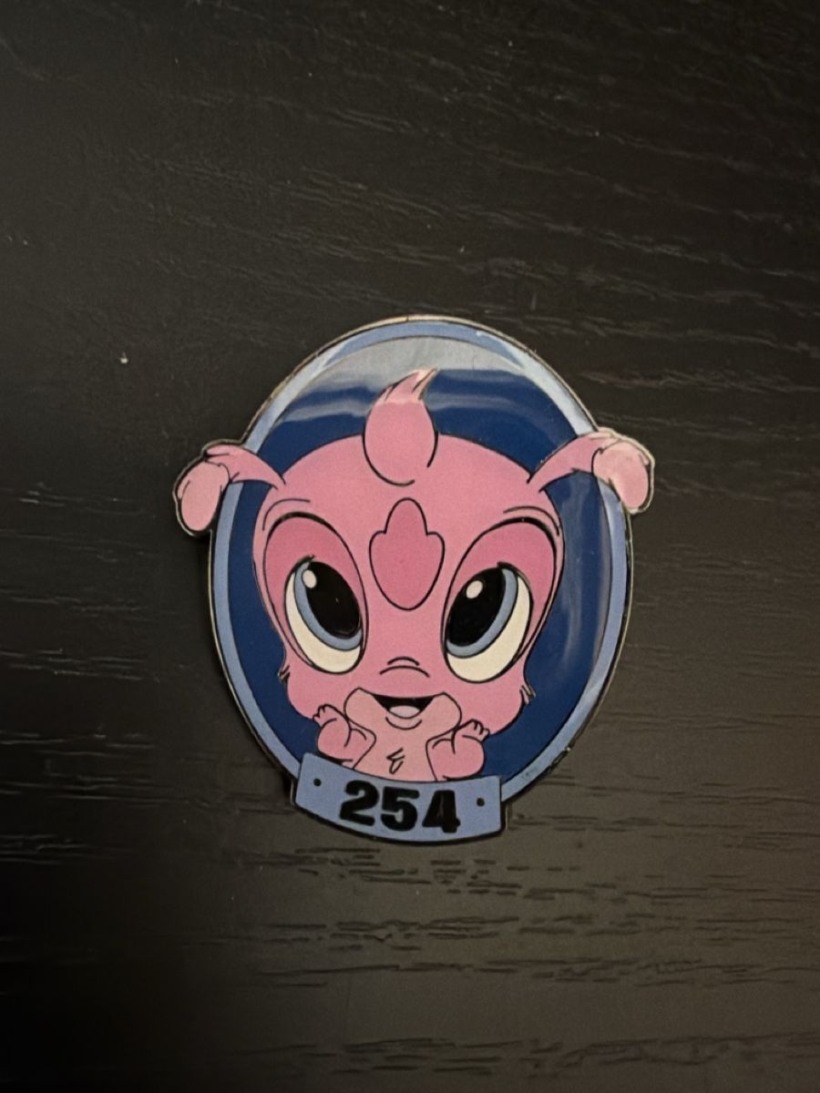 Disney Plaquettes & Badges: Disney Loungefly Lilo & Stitch Pin Experiment 254 – Neuf (Voir description) à wynigen par Birnenmus