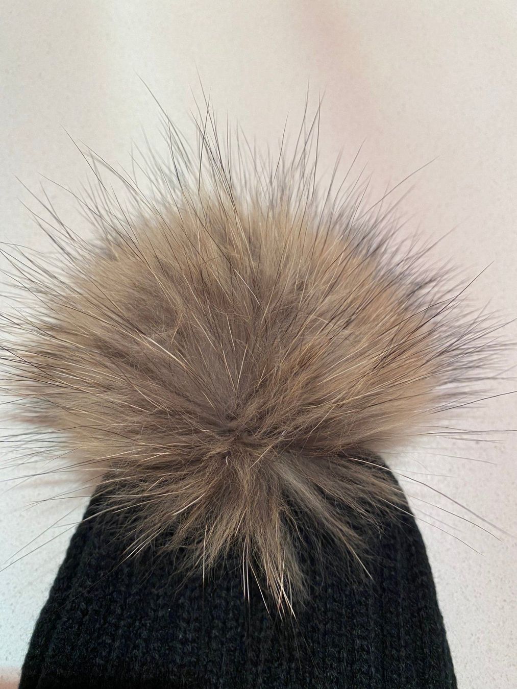 Copricapi, berretti & cappellini: BEANIE MÜTZE KAPPE MIT ECHTFELL POMPOM – Nuovo e nell'imballaggio originale da Stansstad venduto da Teilnehmer1 2