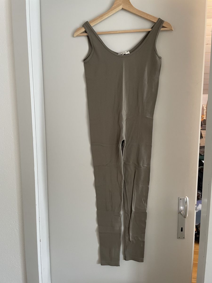 Tute: Olive Grüner Jumpsuit – Usato da Toffen venduto da jes_76l5