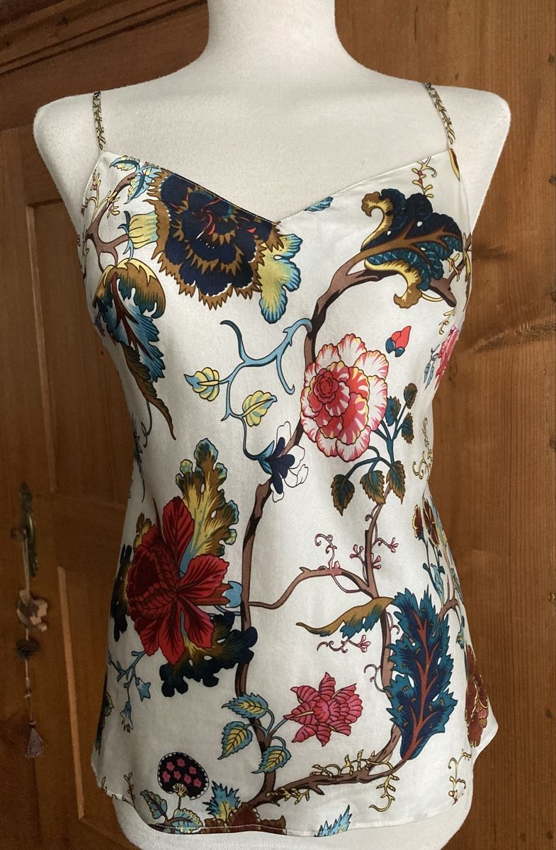 Top: Neu: Marjolaine Seidentop, Gr. 40, Blumenmuster – Nuovo e nell'imballaggio originale da Stetten AG venduto da Hanya