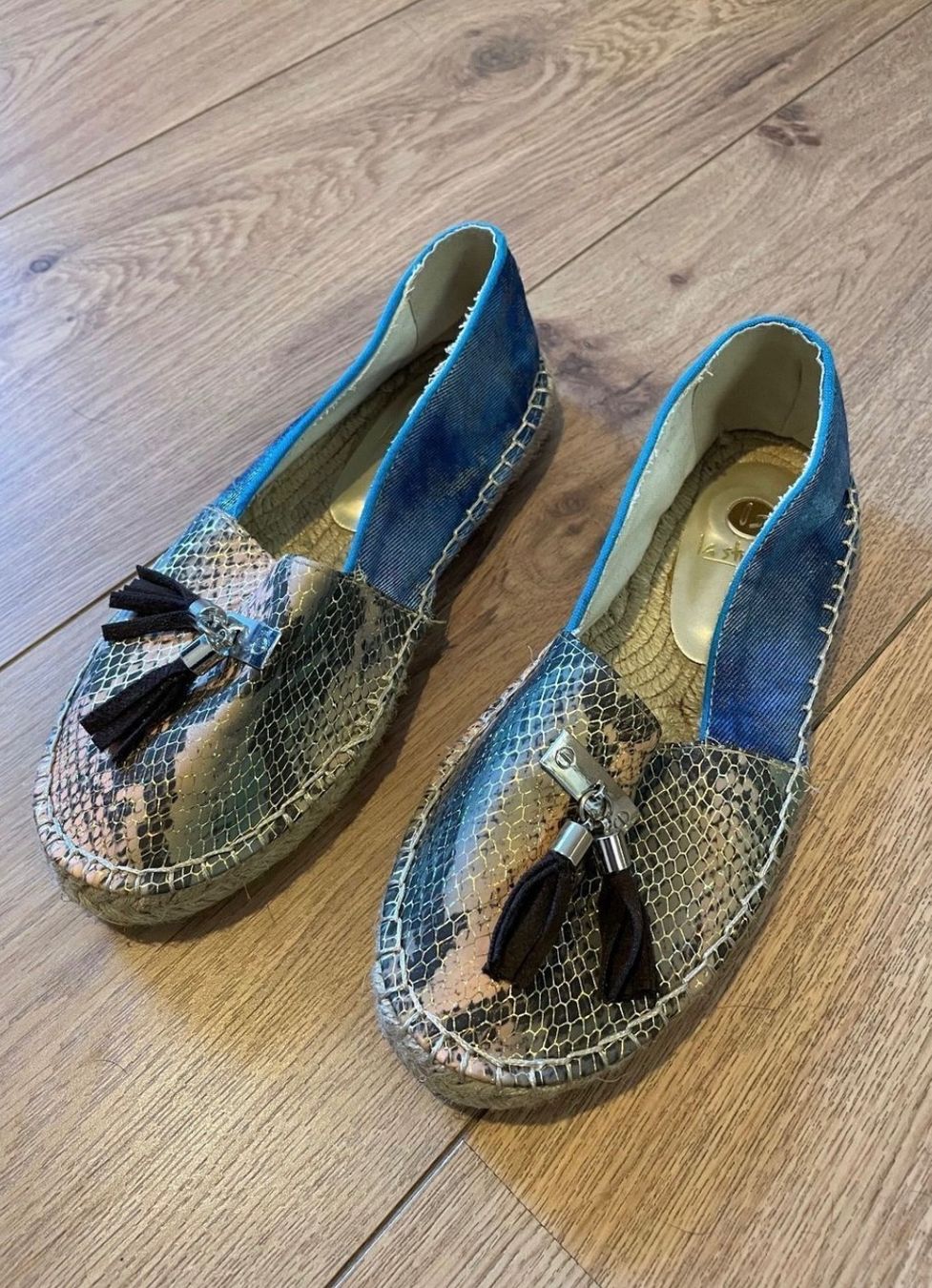 Chaussures femmes: Sommer Espadrilles Gr. 38 mit Schlangenmuster – D'occasion à Visp par alekat0155 1