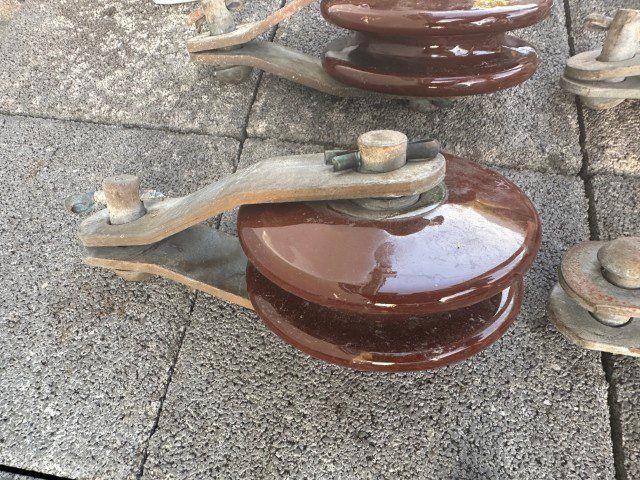 Alimentazione elettrica: Wunderschöne Rolle / Flaschenzug Isolator Freileitung Strom – Usato da Brunnen venduto da 23068