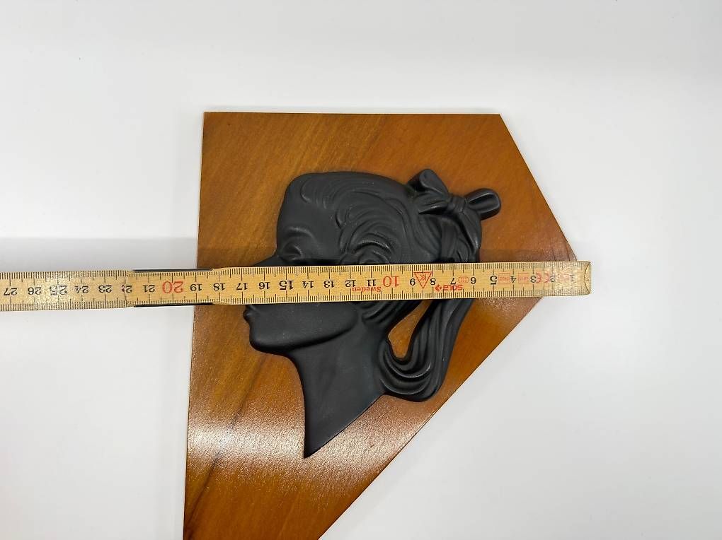 Foto & Immagini: Relief Wandbild Mädchenprofil auf Holz, 1960er – Usato da Winterthur venduto da Anto-Bella 4