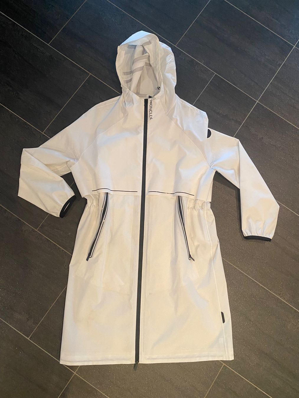 Moncler Cappotti: Monclair Damen Regenmantel – Usato da Vordemwald venduto da Smonty