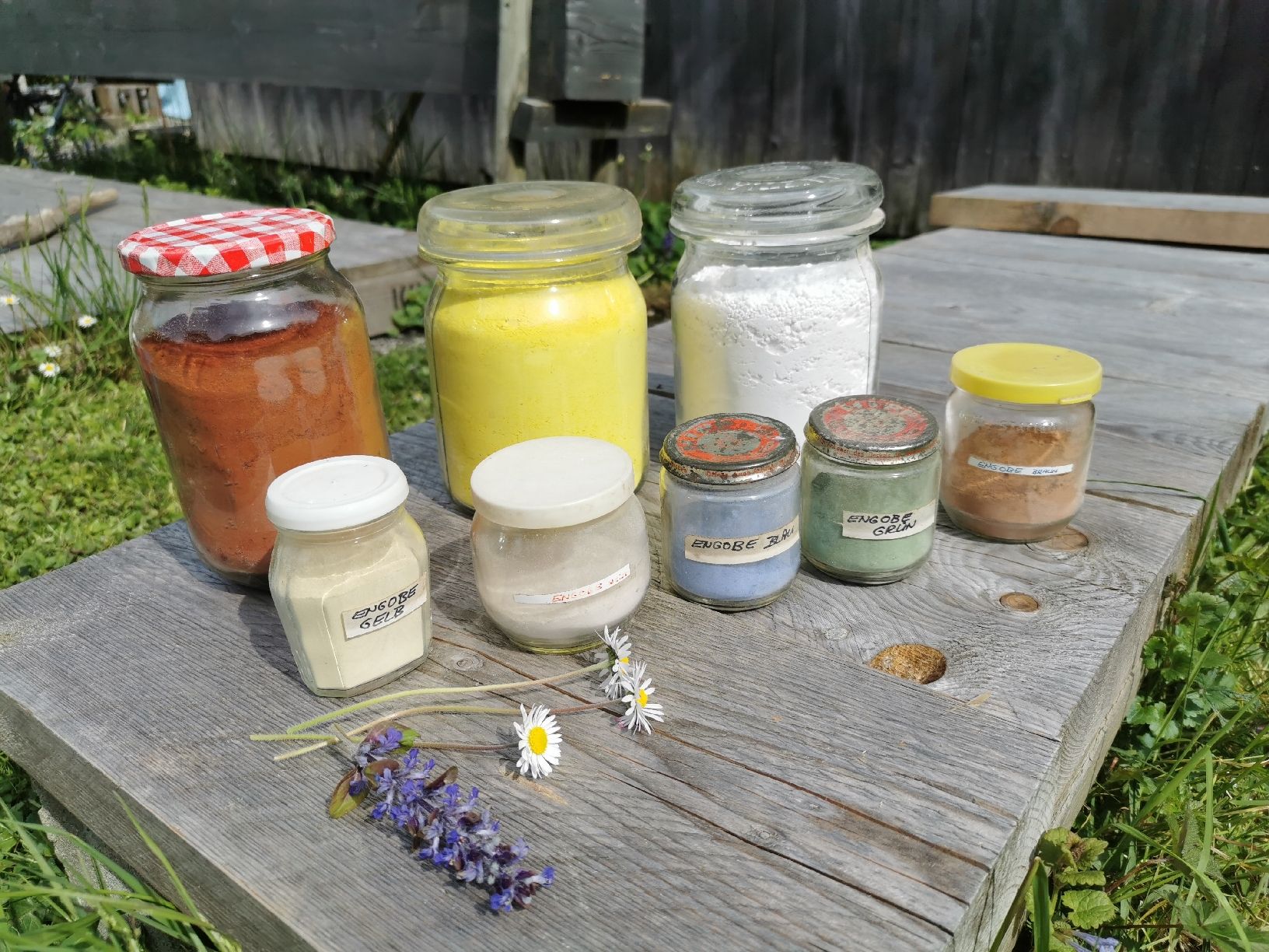 Farben: Farbpigmente verschiedene Farben, Engobe etc. – Gebraucht aus Berneck von nerina49