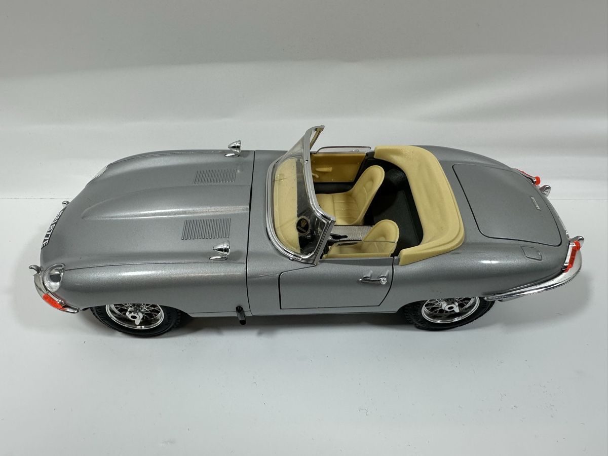 Bburago Modellini d'auto: 1961 Jagaur E Type Cabriolet 1:18, silbrig, BBURAGO – Usato da Zofingen venduto da rf9_x2xt 9