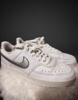 Baskets Nike blanches argentées taille 39 bon état