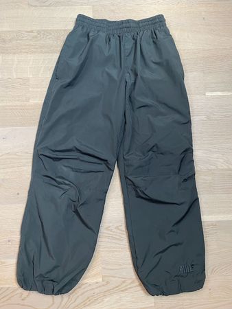 Leichte Trainerhose von Nike (Grösse 122/128)