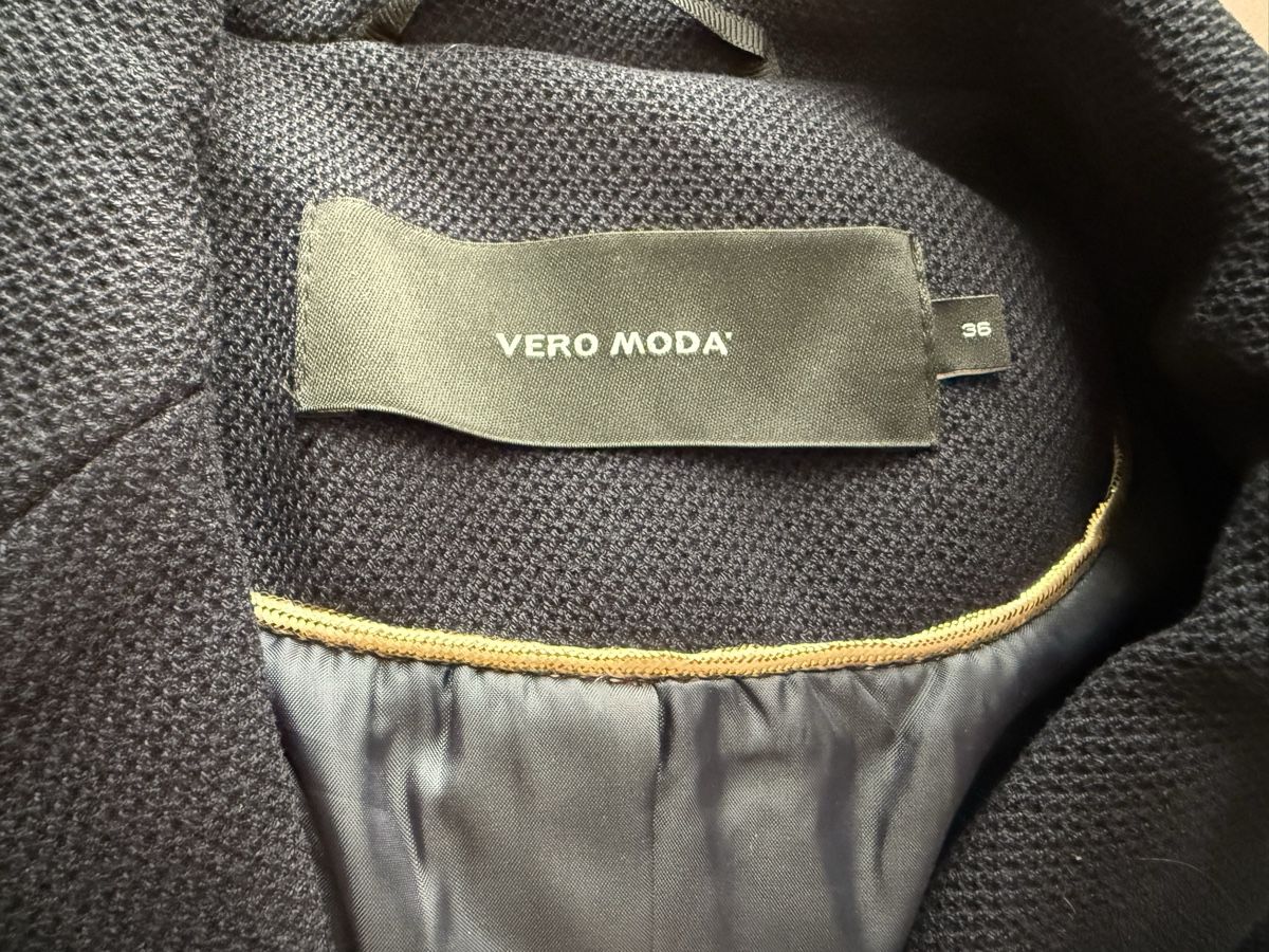 Vero Moda Giacche: Blazer Vero Moda dunkelblau mit Emblem Grösse 36 – Usato da Niederhasli venduto da R__A 2