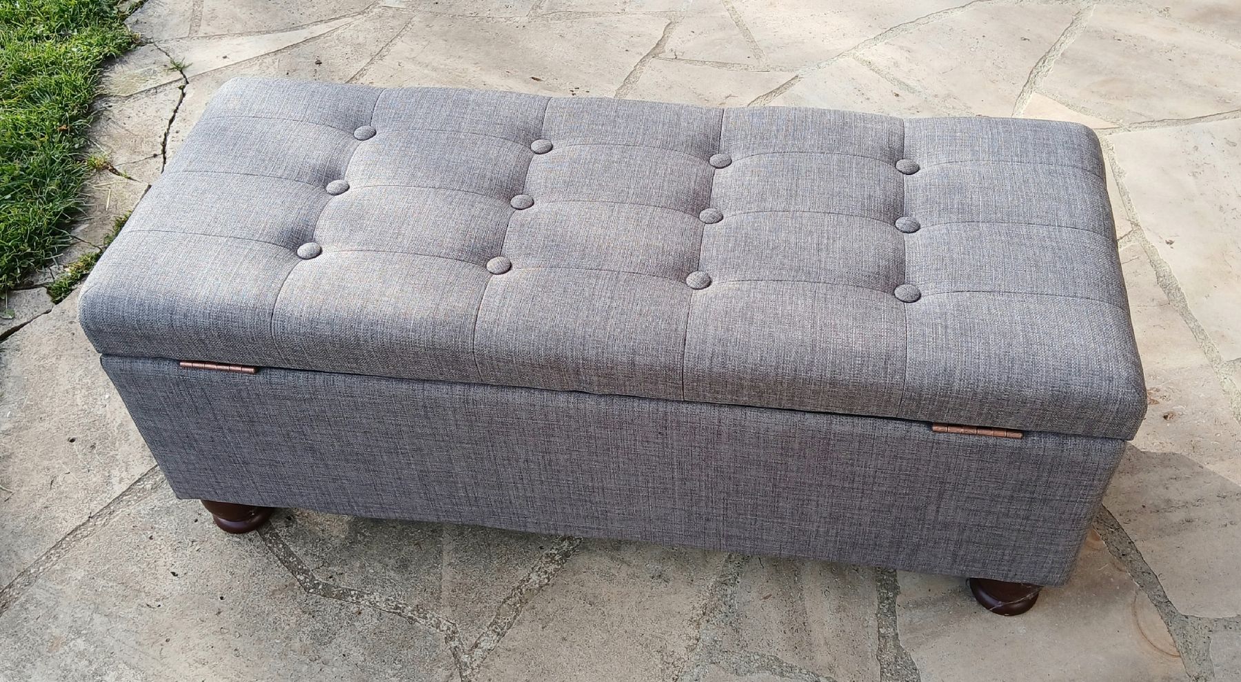 Panchine: Banc coffre capitonné tissu – Usato da Sciernes-d'Albeuve venduto da Dojo004