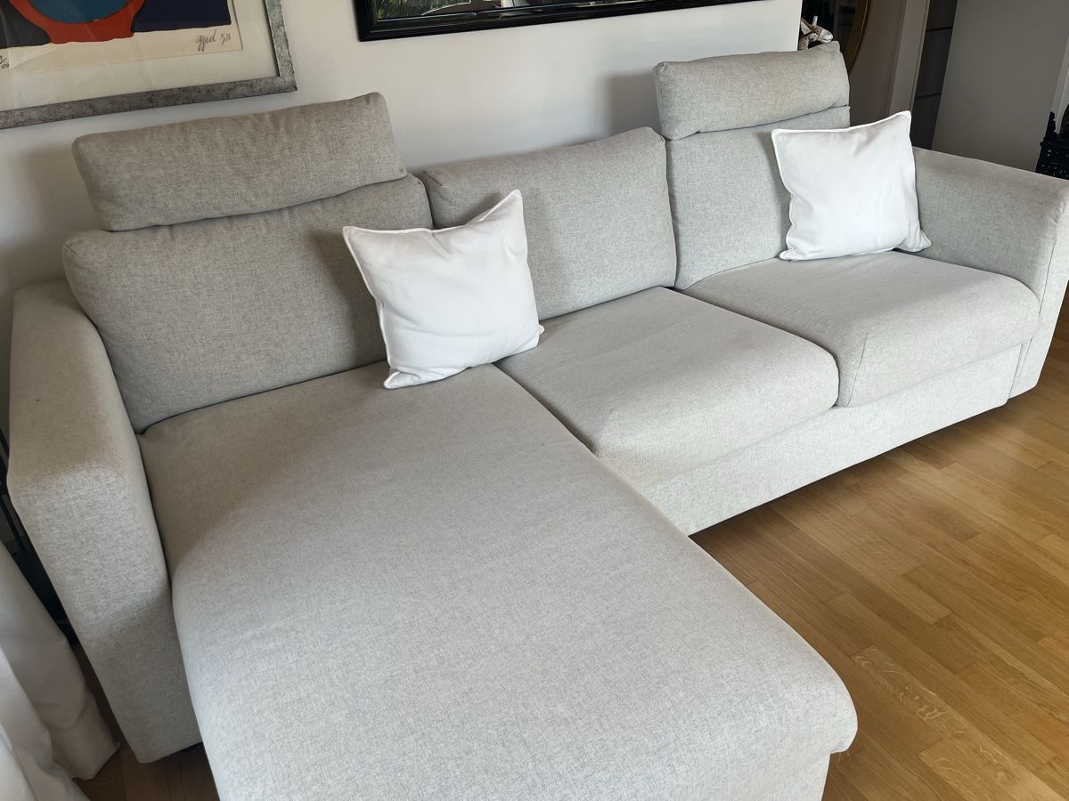 Divani: 3er Sofa hellgrau mit Chaiselongue – Usato da Horgen venduto da Saenker 1