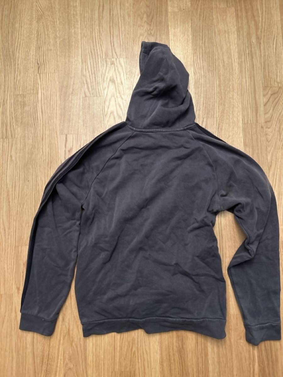 Adidas Maglioni & Felpe: Grauer Adidas Kapuzenpullover Grösse S im Herbst-Look – Usato da Luzern venduto da ThrowbackVintage 1