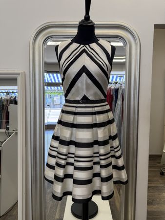 Elegantes gestreiftes Midikleid für den Sommer Größe 32