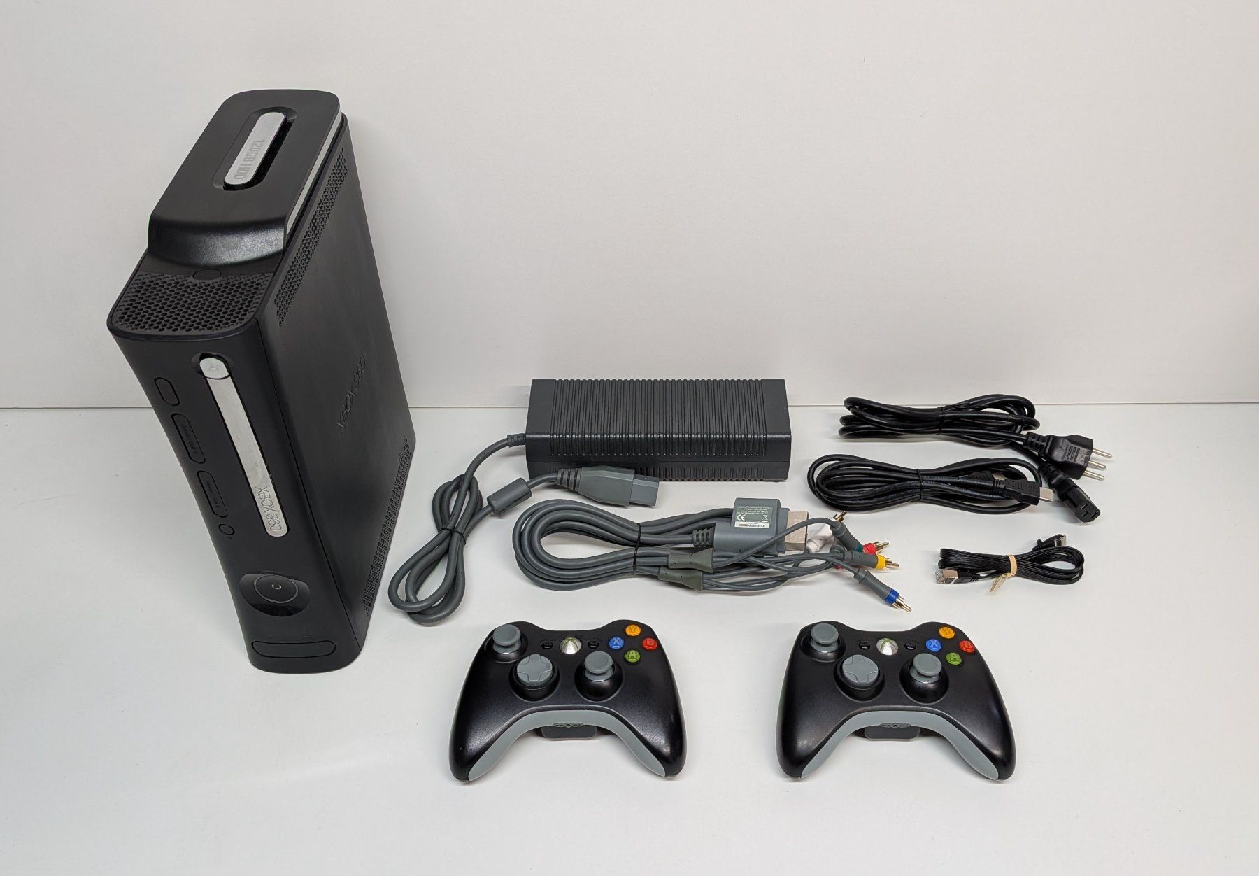 Microsoft Consoles: Microsoft Xbox 360 Elite mit 2 Controller – D'occasion à Menziken par mame18